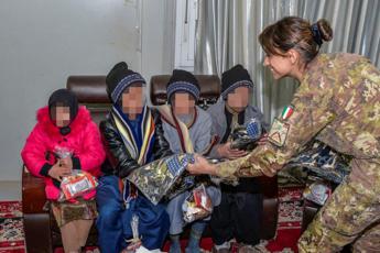 Militari italiani donano vestiti a orfani Herat